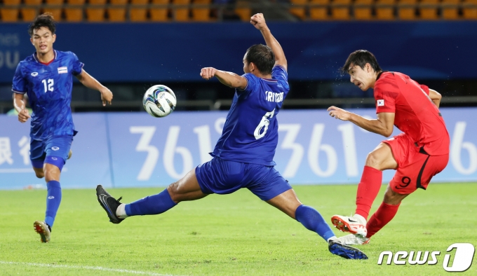 축구 국가대표 이강인이 21일 오후 중국 저장성 진화시 스포츠 센터 스타디움에서 2022 항저우 아시안게임 남자 축구 E조 조별리그 2차전 대한민국과 태국의 경기에서 박재용이 슛을 하고 있다. 2023.9.21/뉴스1 ⓒ News1 민경석 기자
