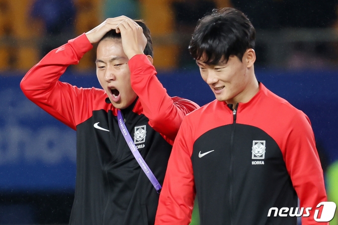 [사진] 이강인 '엄원상과 나란히'