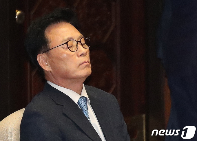 박광온 더불어민주당 원내대표가 21일 오후 서울 여의도 국회에서 열린 제410회 국회(정기회) 제8차 본회의에서 이재명 대표에 대한 체포동의안이 가결되자 눈을 감고 생각에 잠겨 있다. 박 원내대표는 이 대표 체포 동의안 가결에 책임지고 사퇴하겠다고 밝혔다. 2023.9.21/뉴스1 ⓒ News1 임세영 기자