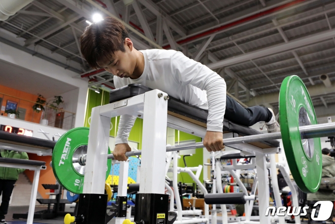 2023년 계묘년을 맞이하는 한국 유도 간판 안바울이 지난해 27일 충북 진천군 대한체육회 진천선수촌에서 열린 신년 훈련공개 미디어데이에서 웨이트트레이닝을 하고 있다. 2023.1.1/뉴스1 ⓒ News1 이동해 기자