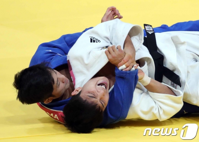 29일 인도네시아 자카르타 컨벤션센터에서 열린 2018 자카르타-팔렘방 아시안게임 남자 유도 66㎏ 결승전에서 대한민국 안바울이 일본의 마루야마 조시로에게 공격하고 있다. 2018.8.29/뉴스1 ⓒ News1 김명섭 기자