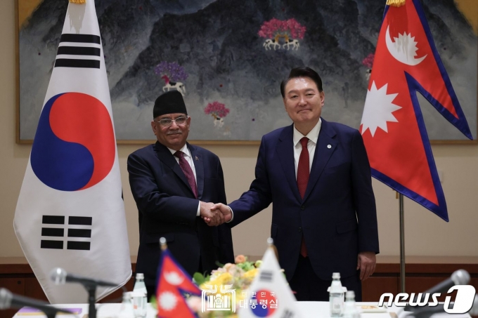 윤석열 대통령이 21일(현지시간) 미국 뉴욕 시내에서 열린 푸슈파 카말 다할(Pushpa Kamal Dahal) 네팔 총리와의 정상회담에서 기념 촬영하고 있다. (대통령실 홈페이지) 2023.9.22/뉴스1 ⓒ News1 안은나 기자