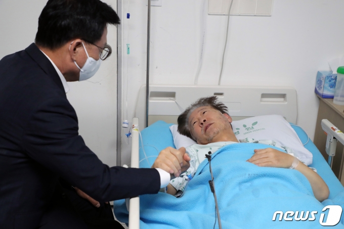 박광온 더불어민주당 원내대표가 21일 오전 서울 중랑구 녹색병원을 찾아 단식 중인 이재명 대표의 손을 잡고 대화하고 있다. 2023.9.21/뉴스1 ⓒ News1 국회사진취재단