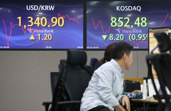 22일 오전 서울 중구 하나은행 딜링룸에서 딜러들이 업무를 보고 있다./사진=뉴시스