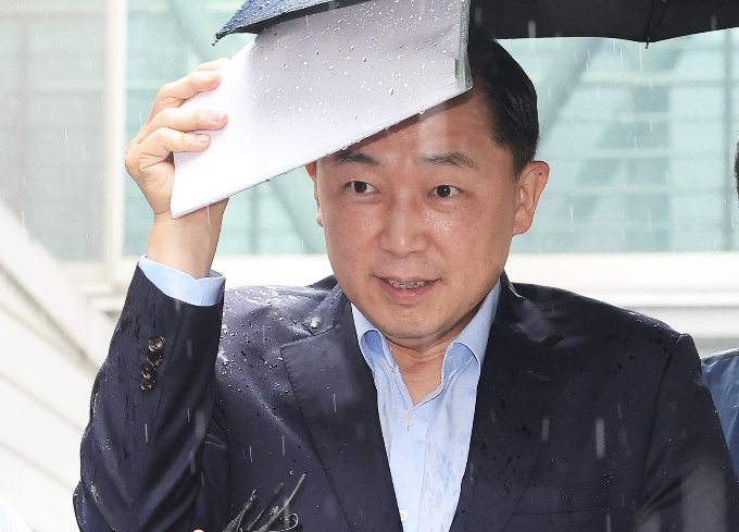 수백억원대 임금 및 퇴직금을 체불한 혐의로 구속영장이 청구된 박현철 위니아전자 대표가 지난 20일 경기도 성남시 수원지방법원 성남지원에서 열린 구속 전 피의자 심문(영장실질심사)에 출석하고 있다. /사진=뉴시스(공동취재)