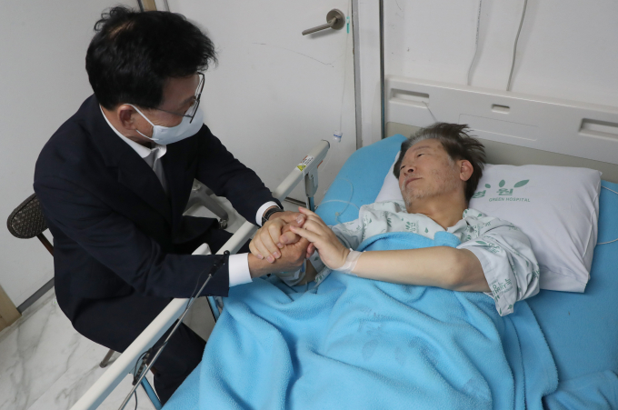 오는 26일 이재명 더불어민주당 대표에 대한 영장실질심사가 진행될 예정이다. 사진은 박광온 더불어민주당 원내대표(왼쪽)가 21일 오전 서울 중랑구 녹색병원을 찾아 단식 중인 이재명 대표의 손을 잡고 대화하는 모습. /사진=뉴스1 
