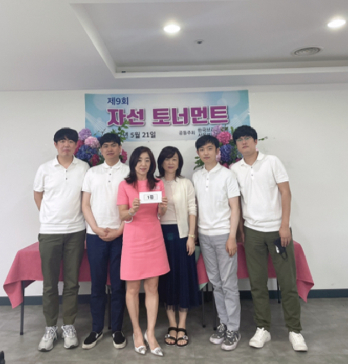 故 정주영 현대그룹 명예회장의 며느리가 이번 2022 항저우아시안게임 브리지 국가대표로 출전한다. 사진은 자선 브리지 대회에서 우승한 김혜영씨의 모습. /사진=한국브리지협회 홈페이지 캡처