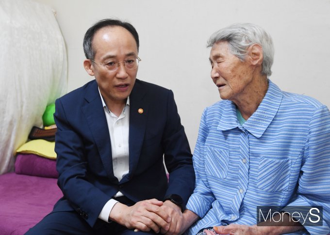 [머니S포토] 어르신 안부 챙기는 추경호 경제부총리