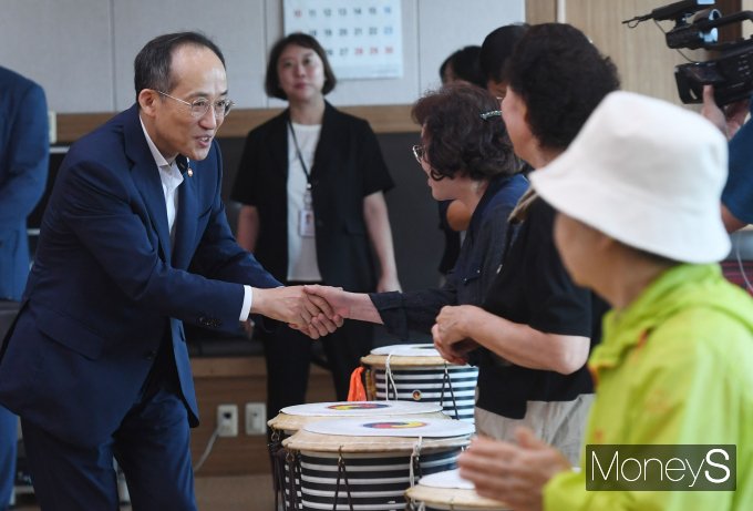 [머니S포토] 노인복지관 현장 방문한 추경호 부총리