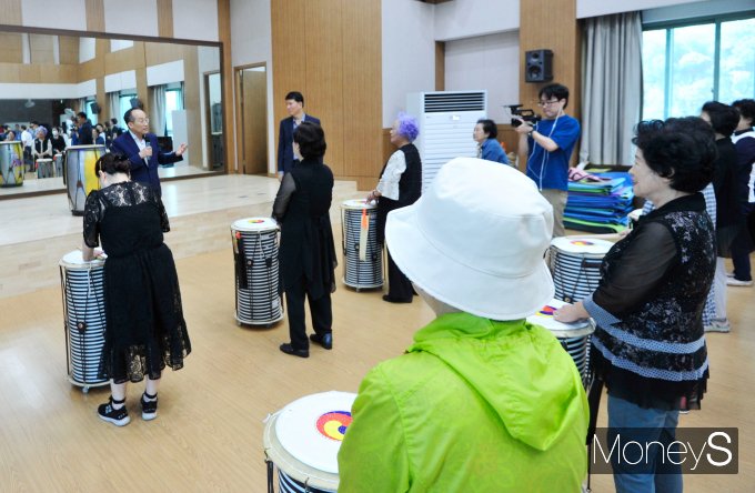 [머니S포토] 추경호 부총리, 노인복지관 및 독거노인 현장 방문