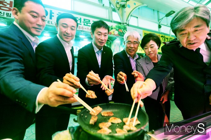 [머니S포토] 금감원 이복현, 추석 앞두고 금융권 인사들과 전통시장 방문