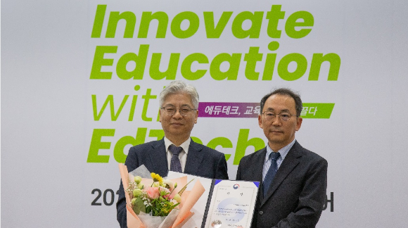 교육·지식 플랫폼 전문 ㈜티맥스알지는 한국에듀테크산업협회 주관 '이러닝·에듀테크 비즈니스모델 공모전'에서 대상을 받았다고 22일 밝혔다. 사진은 최성기 티맥스알지 대표(왼쪽)가 대상(산업통상자원부 장관상) 수상 후 기념 촬영을 하는 모습. /사진=티맥스알지