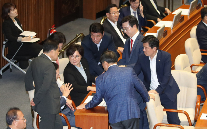 이재명 더불어민주당 대표 체포동의안이 가결되면서 국민의힘이 사법리스크로 누리던 반사이익이 사라져 오히려 여권에 불리하게 작용할 수 있다는 전망이 나왔다. 사진은 김기현 국민의힘 대표 및 의원들이 지난 21일 오후 서울 여의도 국회에서 열린 제410회 국회(정기회) 제8차 본회의에서 이재명 대표에 대한 체포동의안이 가결되자 이야기를 나누는 모습. /사진=뉴스1
