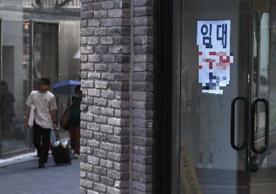 뷰티·패션 업체가 명동에 매장을 열면서 상가에도 불이 켜지고 있다. 임대 안내 포스터가 붙여진 상가 전경. /사진=장동규 기자 