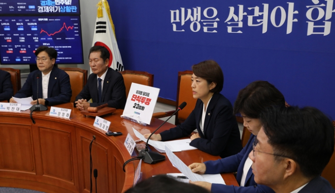 22일 열린 더불어민주당 최고위원회의에서 비명계 의원들을 향한 친명계 의원들의 거센 비난이 이어졌다. 사진은 이날 열린 민주당 최고위원회의 모습. /사진=뉴스1