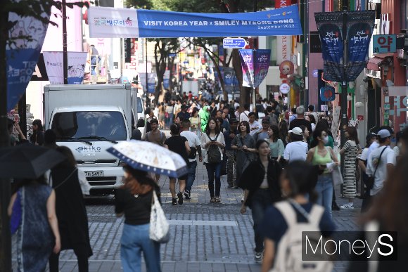 지난 7월 코로나19 사태 이후 첫 외래관광객이 월 100만명을 돌파했다. 하지만 한국의 중심 관광지인 명동은 바가지 요금 논란으로 몸살을 앓고 있다. 서울 중구 명동에서 외국인 관광객들이 명동 거리를 돌아다니고 있다. /사진=장동규 기자