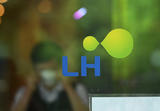 22일 한국토지주택공사(LH)는 그동안 논란을 빚어왔던 전관업체에 적용할 새 평가 기준을 마련함으로써 이권 카르텔 척결에 나서겠다는 의지를 밝혔다. 심사까지 마쳤으나 최근 전관 의혹으로 중단이 된 11건 용역에도 이 같은 새 기준을 즉각 적용하기로 했다./사진=뉴시스