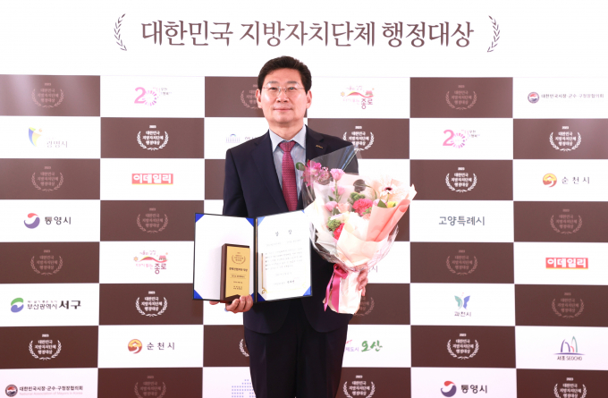 용인특례시가(시장 이상일) 22일 서울 중구 KG타워 하모니홀에서 개최된 ‘2023 대한민국 지방자치단체 행정대상’에서 경제산업 부문 대상을 받았다. / 사진제공=용인특례시