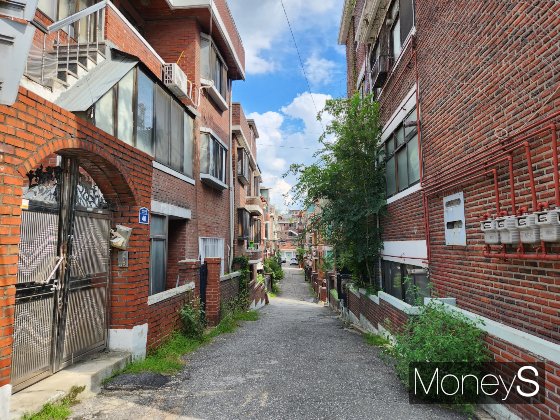 서울 서대문 북아현2구역 주택재개발정비사업조합은 시공사로 선정된 삼성물산 건설부문과 DL이앤씨 컨소시엄과의 도급계약 해지를 앞두고 극적 합의 타진에 성공했다. 앞서 이사회에서는 이미 해지 안건이 통과된 바 있다./사진=정영희 기자
