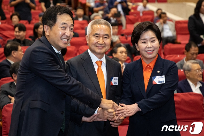 최진석 한국의희망 상임대표(가운데)와 금태섭 전 더불어민주당 의원(왼쪽), 양향자 한국의희망 공동대표가 28일 서울 여의도 국회 의원회관에서 열린 한국의희망 중앙당 창당대회에서 손을 맞잡고 있다. 2023.8.28/뉴스1 ⓒ News1 유승관 기자