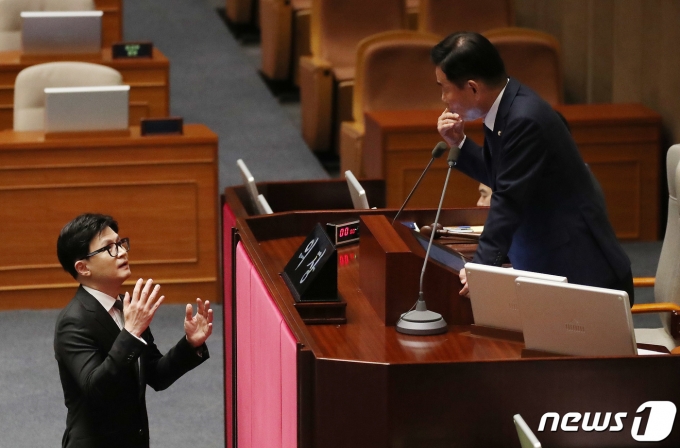 김진표 국회의장이 21일 오후 서울 여의도 국회에서 열린 제410회 국회(정기회) 제8차 본회의에서 한동훈 법무부 장관과 이야기를 나누고 있다. 2023.9.21/뉴스1 ⓒ News1 임세영 기자