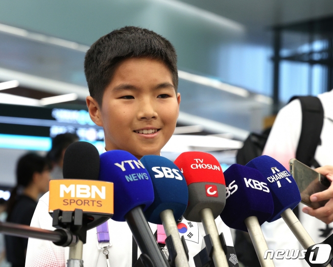 2022 항저우 아시안게임에 출전하는 스케이트보드 문강호가 20일 오후 중국 항저우 샤오산 국제공항을 통해 입국 후 인터뷰를 하고 있다. 한국은 이번 대회에서 금메달 45~50개 이상을 획득해 종합 순위 3위에 오르겠다는 목표를 세웠다. 2023.9.20/뉴스1 ⓒ News1 신웅수 기자
