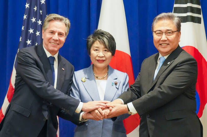 한미일 3국 외교장관이 22일 오전 미국 뉴욕에서 약식 회의를 갖고 있다. / 외교부 제공