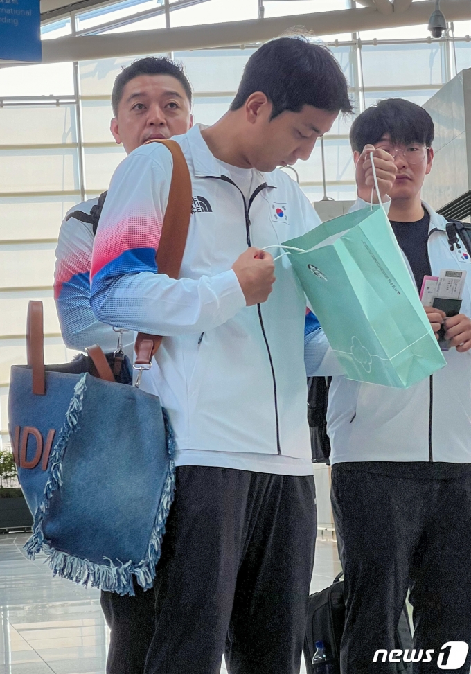 [사진] 허훈 '뭐가 들었나'