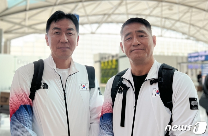 2022 항저우 아시안게임에 출전하는 남자 농구 대표팀 추일승 감독(오른쪽)과 이훈재 코치가 23일 인천국제공항을 통해 항저우로 출국 전 기념 촬영을 하고 있다. 2023.9.23/뉴스1 ⓒ News1 이상철 기자