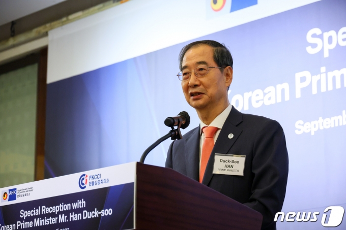 한덕수 국무총리가 22일 서울 중구 웨스틴조선호텔에서 한독상공회의소·한불상공회의소 주최로 열린 공동만찬에서 발언하고 있다. (국무총리실 제공)2023.9.22/뉴스1
