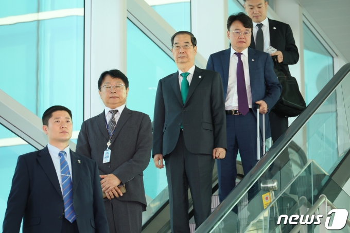 한덕수 국무총리가 23일 오전 2022 항저우 아시안게임 개막식 참석을 하기 위해 인천국제공항을 통해 출국하고 있다.(국무총리실 제공) 2023.9.23/뉴스1