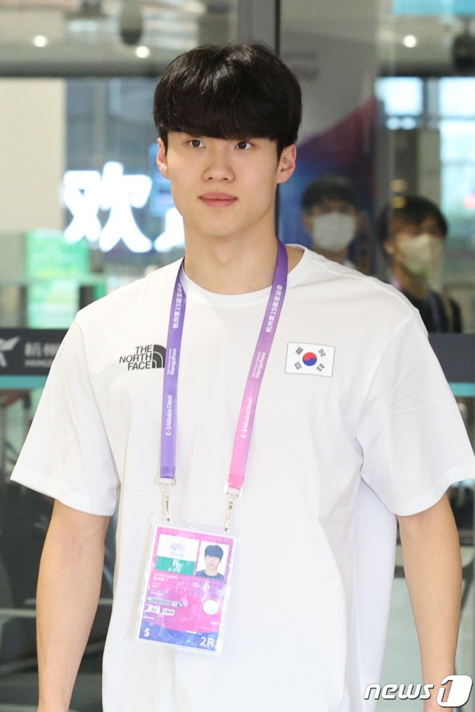 수영 국가대표 황선우가 21일 2022 항저우 아시안게임에 출전하기 위해 21일 오후 중국 항저우 샤오산 국제공항을 통해 입국하고 있다. 2023.9.21/뉴스1 ⓒ News1 신웅수 기자
