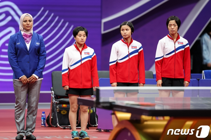 북한 여자 탁구 단체전에 출전한 김금영(왼쪽 두 번째부터), 편송경, 차수영이 22일 중국 항저우 공슈 캐널 스포츠 파크 체육관에서 열린 2022 항저우 아시안게임 탁구 여자 단체전 조별리그 C조 1차전 북한과 대만의 경기에 앞서 도열하고 있다. 2023.9.22/뉴스1 ⓒ News1 유승관 기자