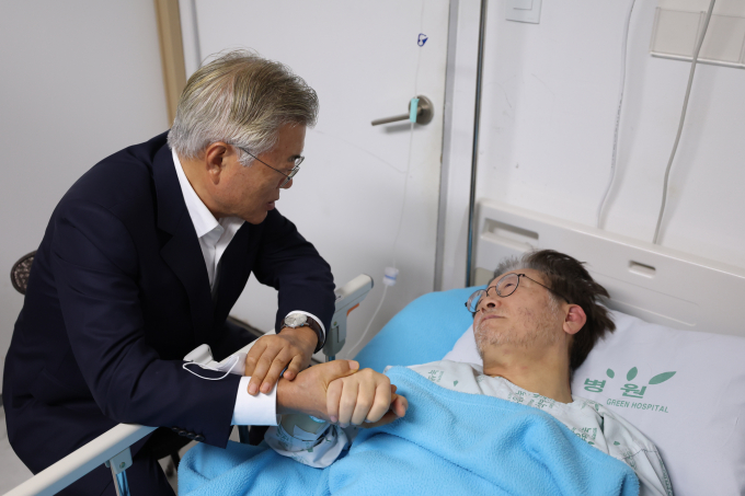 문재인 전 대통령이 지난 19일 오후 서울 중랑구 녹색병원을 방문해 입원중인 이재명 더불어민주당 대표를 만나고 있다. / 사진=공동취재사진