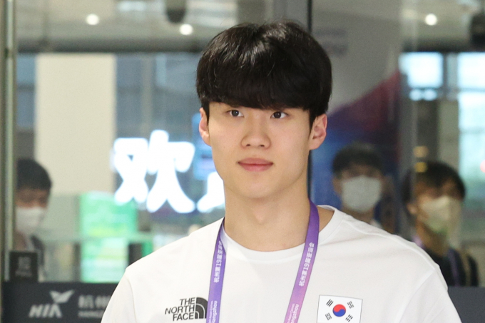 수영 국가대표 황선우가 지난 21일 2022 항저우 아시안게임에 출전하기 위해 21일 오후 중국 항저우 샤오산 국제공항을 통해 입국하고 있다. /사진=뉴스1