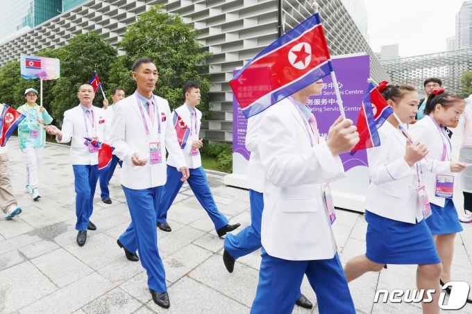 2022 항저우 아시안게임 개막을 하루 앞둔 22일 오전 중국 항저우 아시안게임 선수촌 국기광장에서 열린 입촌식이 끝난 뒤 북한 선수단이 숙소로 돌아가고 있다. 2023.9.22/뉴스1 ⓒ News1 민경석 기자