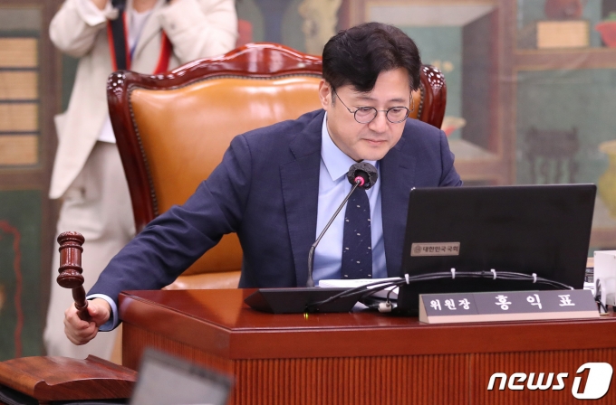 홍익표 국회 문체위 위원장이 20일 오후 서울 여의도 국회에서 열린 문화체육관광위원회 전체회의에서 의사봉을 두드리고 있다. 2023.9.20/뉴스1 ⓒ News1 임세영 기자
