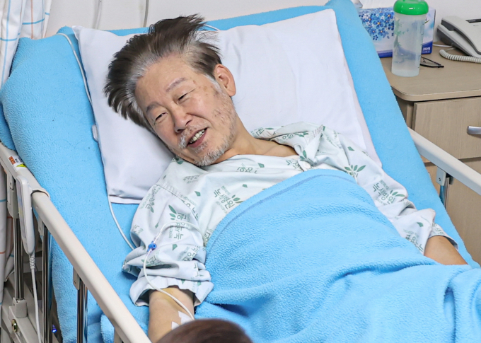 이재명 더불어민주당 대표가 지난 22일 서울 중랑구 녹색병원에서 진교훈 강서구청장 후보 등과 대화를 나누고 있다. 이 대표는 지난 23일 단식을 중단했다. / 사진=더불어민주당 