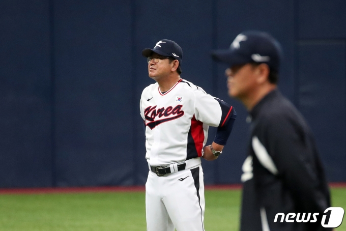 [사진] 훈련 지켜보는 류중일 야구대표팀 감독