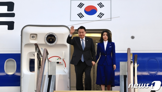 4박 6일간의 미국 뉴욕 순방 일정을 마치고 돌아온 윤석열 대통령과 부인 김건희 여사가 23일 경기도 성남 서울공항에 도착, 공군 1호기에서 내리며 인사하고 있다. (대통령실 제공) 2023.9.23/뉴스1 ⓒ News1 오대일 기자