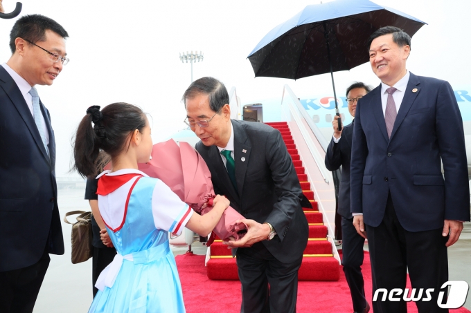 한덕수 국무총리가 중국 항저우에서 열리는 아시안게임 개회식에 참석하기 위해 23일 오전 특별기편으로 항저우 샤오산 국제공항에 도착해 꽃다발을 받고 있다. (국무총리실 제공) 2023.9.23/뉴스1