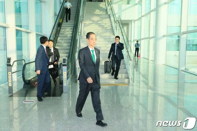 한덕수 국무총리가 23일 오전 2022 항저우 아시안게임 개막식 참석을 하기 위해 인천국제공항을 통해 출국하고 있다.(국무총리실 제공) 2023.9.23/뉴스1