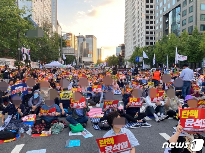 촛불전환행동 등 진보단체는 23일 오후6시부터 숭례문 일대에서 집회를 열고 있다. ⓒ 뉴스1 윤주영 기자