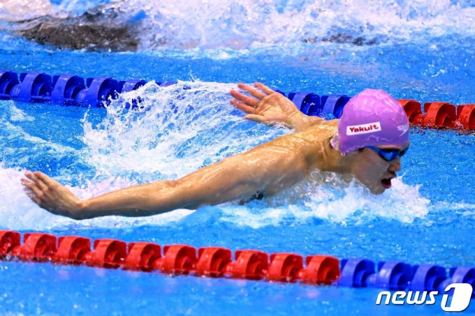 2022 항저우 아시안게임 개회식엥서 6번째 성화주자로 나서는 중국 수영 선수 왕 슌. ⓒ AFP=뉴스1