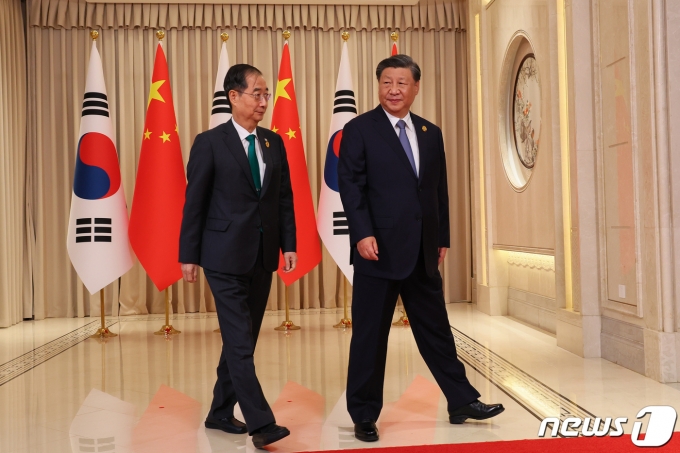 2022 항저우 아시안게임 개막식 참석하기 위해 중국을 방문한 한덕수 국무총리가 23일 오후 중국 항저우 저장성 항저우 시후 국빈관에서 시진핑 중국 국가 주석과 기념 촬영을 마친 후 회담장으로 이동하고 있다. (국무총리실 제공) 2023.9.23/뉴스1