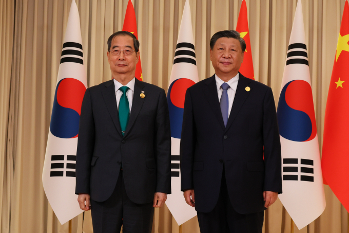 2022 항저우 아시안게임 개막식 참석하기 위해 중국을 방문한 한덕수 국무총리가 23일 오후 중국 항저우 저장성 항저우 시후 국빈관에서 시진핑 중국 국가 주석과 기념 촬영을 하고 있다. / 사진=국무총리실