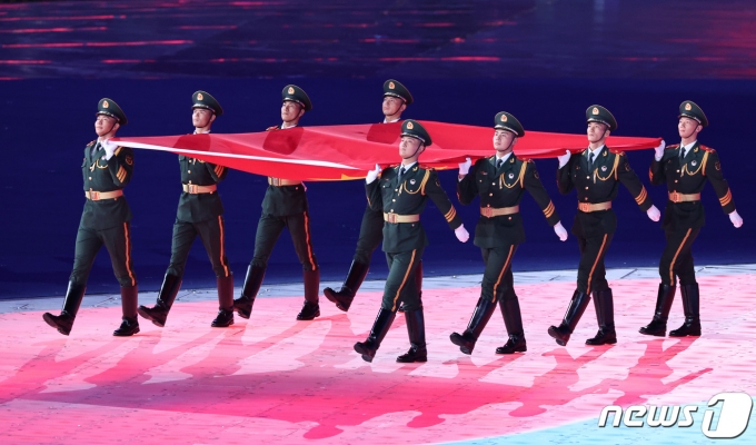 [사진] 2022 아시안게임 개회식에 들어오는 오성홍기