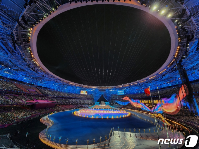 [사진] 2022 항저우 아시안게임 개회식장에 게양되는 오성홍기