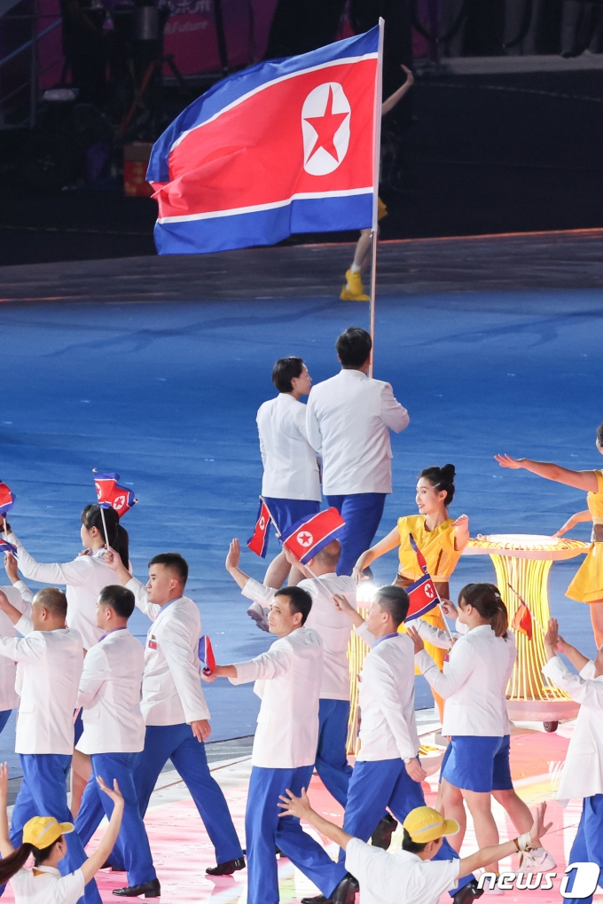 [사진] 북한 선수단 '인공기 흔들며 아시안게임 개회식장 입장'