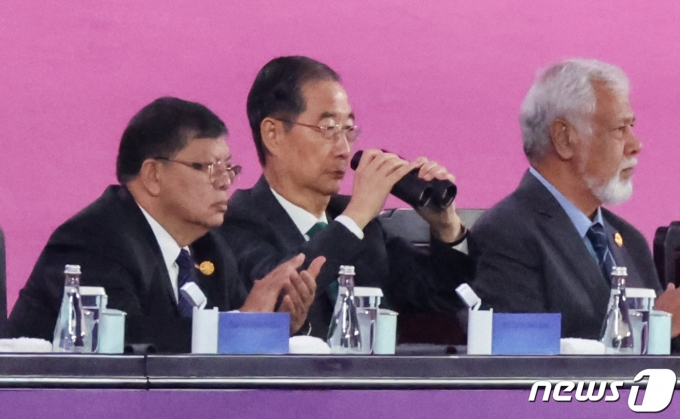 [사진] 망원경 들고 아시안게임 개회식 바라보는 한덕수 총리